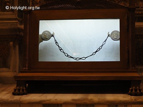 Chain in the St. Paul's Basilica, Rome 羅馬聖保羅大教堂